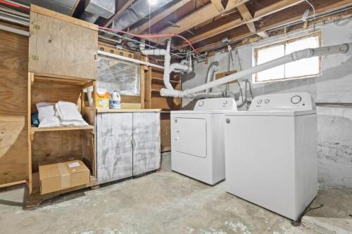 lavadero con 2 lavadoras y secadoras en Housepitality - The Restful Studio - Cozy en Newark