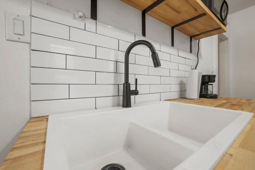 eine Küche mit einem weißen Waschbecken im Zimmer in der Unterkunft Housepitality - Cityscape - Historic 2BR in Columbus
