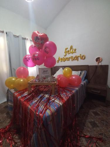 a bunch of balloons on top of a bed at Las toscas casa con piscina in Las Toscas