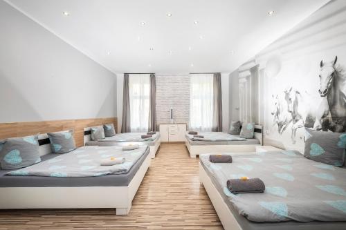 1 dormitorio con 2 camas y 1 dormitorio con 2 sofás en 70s Hostel, en Cracovia