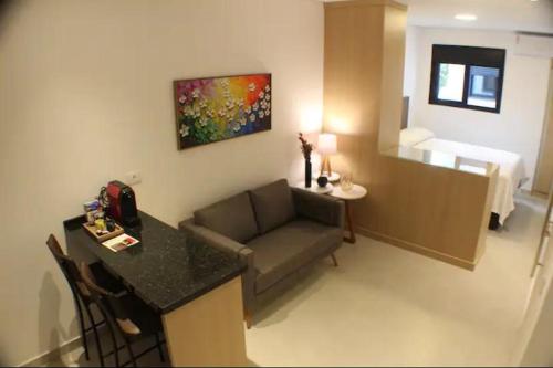 a living room with a couch and a table at Fabio Av Paulista in São Paulo