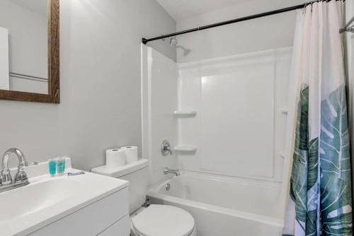 Bilik mandi di Housepitality - The Gahanna Ranch - 3 BR - Airport