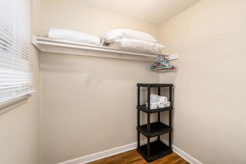 ein Zimmer mit einem Regal mit Handtüchern an der Wand in der Unterkunft Housepitality - The OSU Mansion- OSU Sleeps 20 in Columbus