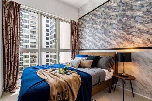 - une chambre avec un lit bleu et une grande fenêtre dans l'établissement Dark Magnificent Strikes Through the Crystal Tones, à Kuala Lumpur