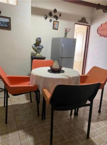 une salle à manger avec une table, des chaises et une statue dans l'établissement Apartamento de ensueño, à Santa Cruz de la Sierra