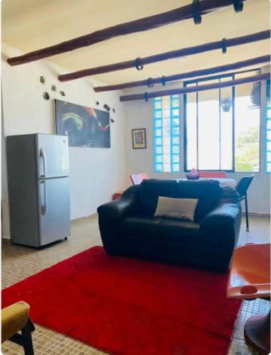 - un salon avec un canapé bleu et un réfrigérateur dans l'établissement Apartamento de ensueño, à Santa Cruz de la Sierra