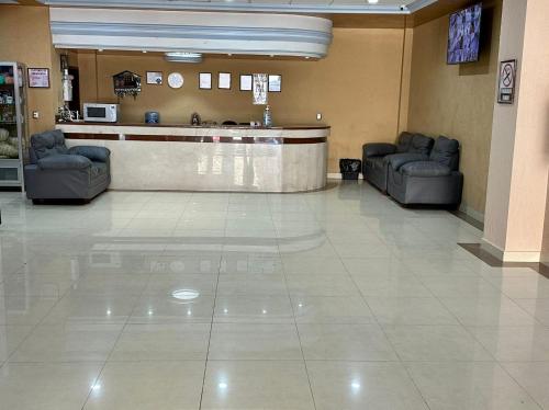 a lobby with a bar in a hospital at Hotel Hacienda el Edén in San Juan de los Lagos