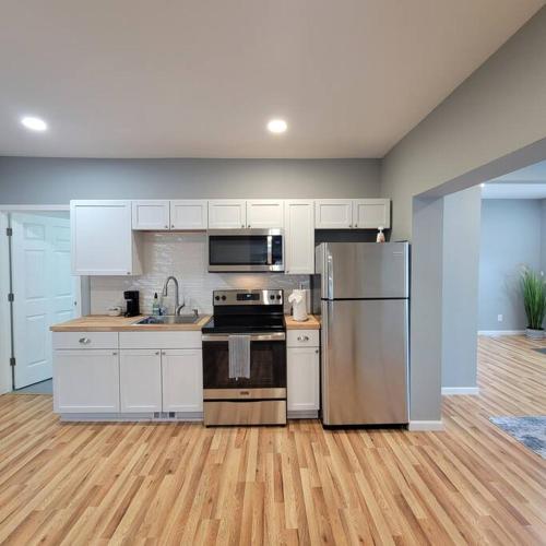 Η κουζίνα ή μικρή κουζίνα στο Beautifull Whole House! Walk to Niagara Falls! 4 Bedroom Home