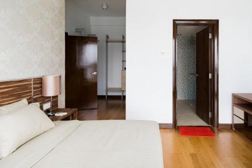 1 dormitorio con 1 cama blanca grande y baño en Float in the Infinity Pool of a Gorgeous Apartment, en Kuala Lumpur