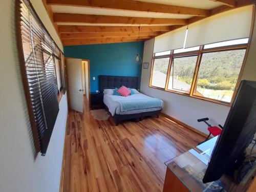 1 dormitorio con 1 cama y TV de pantalla plana en Casona en Valle Los Coligues, en Quilpué