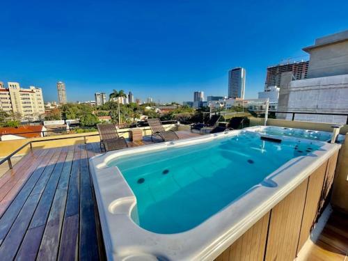 a large swimming pool on top of a building at Apto cómodo y céntrico en Equipetrol in Santa Cruz de la Sierra