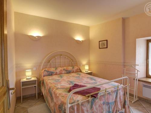 Katil atau katil-katil dalam bilik di Gîte cosy 1 ch. avec jardin, animaux admis, rando et patrimoine aux Monts du Forez - FR-1-496-45