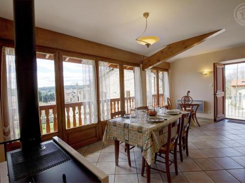 Balkoni atau teres di Gîte cosy 1 ch. avec jardin, animaux admis, rando et patrimoine aux Monts du Forez - FR-1-496-45
