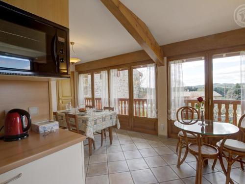 Dapur atau dapur kecil di Gîte cosy 1 ch. avec jardin, animaux admis, rando et patrimoine aux Monts du Forez - FR-1-496-45
