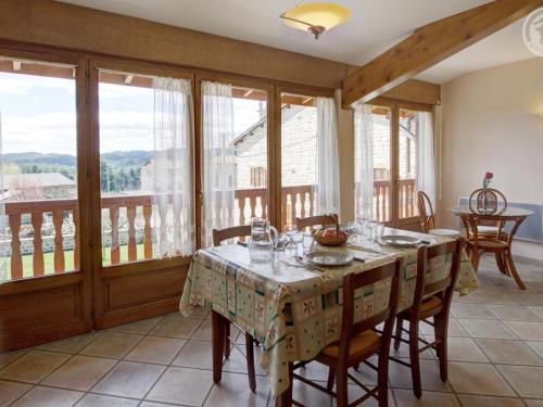 Balkoni atau teres di Gîte cosy 1 ch. avec jardin, animaux admis, rando et patrimoine aux Monts du Forez - FR-1-496-45