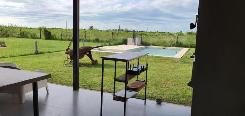 Habitación con vistas a la piscina y a una mesa. en Casa en Santa Ana Corrientes capital en Corrientes