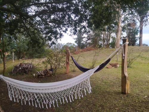 a hammock tied to a pole in a field at Eco-cabaña piemonte in Guasca