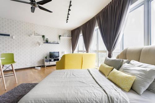 Artsy Designed Studio with a Breathtaking View of the City