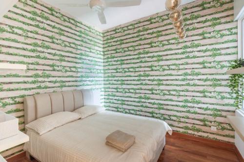 ein Schlafzimmer mit einer Ziegelwand und einem Bett in der Unterkunft Living in Greenery 2BR at Impiria Residensi Klang in Klang