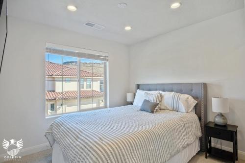 Ένα ή περισσότερα κρεβάτια σε δωμάτιο στο 1169 Spacious Townhome at Escondido