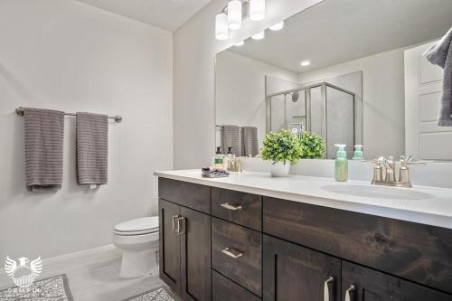 Ένα μπάνιο στο 1169 Spacious Townhome at Escondido