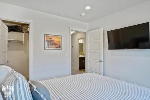 Ένα ή περισσότερα κρεβάτια σε δωμάτιο στο 1169 Spacious Townhome at Escondido