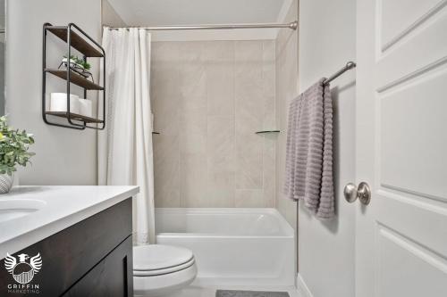 Ένα μπάνιο στο 1169 Spacious Townhome at Escondido