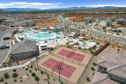 Πισίνα στο ή κοντά στο 1169 Spacious Townhome at Escondido
