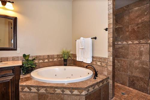 ein großes Badezimmer mit Badewanne und Dusche in der Unterkunft Coral Vista Suite Resort Pools BBQ Fireplace Jacuzzi Tub A9 in Washington