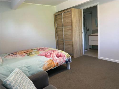 Un ou plusieurs lits dans un hébergement de l'établissement Spacious Guest Suite - Private Ensuite Bathroom
