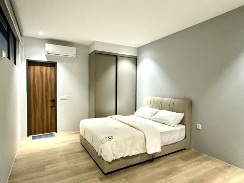 una camera con letto e lenzuola bianche di Armadale Residence 3R3B@GalaCity a Kuching