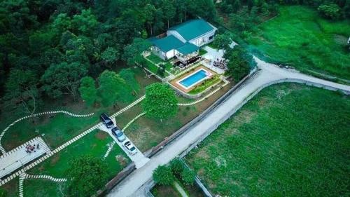 una vista aérea de una casa con piscina en Kazin Homestay Ba vì, en Ba Vì