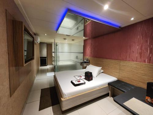 a small room with a bed and a window at Motel Só Love 4 in Sao Paulo