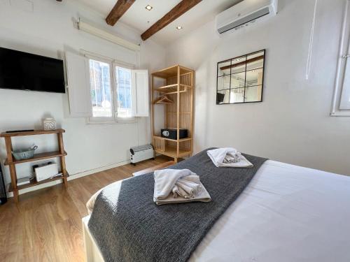 um quarto com uma cama com duas toalhas em Stay U-nique Apartments Torrent em Barcelona