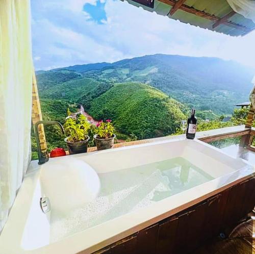 a bath tub with a view of a mountain at แตะขอบฟ้าสะปัน โฮมสเตย์ in Ban Huai Ti