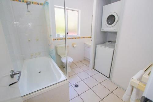 uma casa de banho com uma banheira, um WC e um chuveiro em Breakaway - Resort-style studio in Agnes Water em Agnes Water