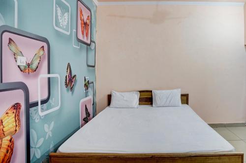 OYO Crown Guest house tesisinde bir odada yatak veya yataklar