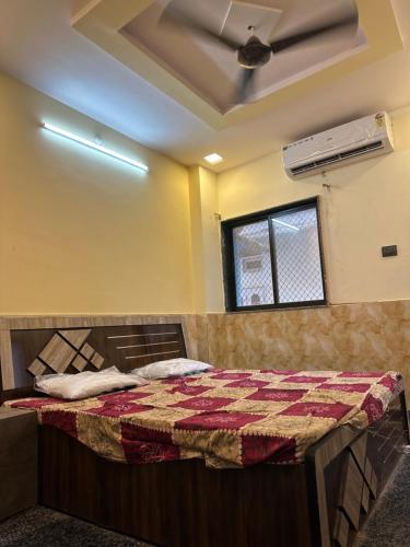 sypialnia z łóżkiem w pokoju w obiekcie Shahanshah mehal musafir khana w mieście Adźmer
