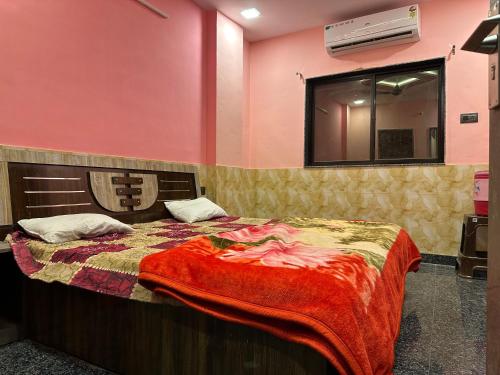 Giường trong phòng chung tại Shahanshah mehal musafir khana