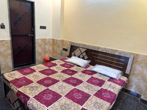 sypialnia z łóżkiem z kołdrą i lustrem w obiekcie Shahanshah mehal musafir khana w mieście Adźmer