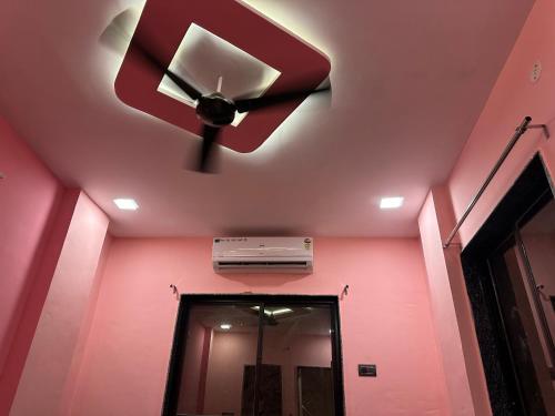 een plafondventilator in een kamer met roze muren bij Shahanshah mehal musafir khana in Ajmer