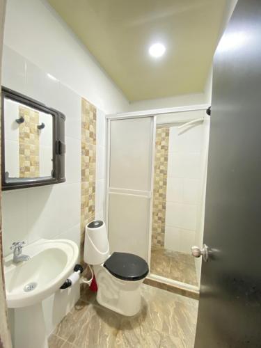 a bathroom with a toilet and a sink at Apartamento bustos in Puerto Triunfo