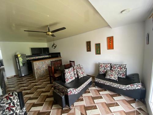 sala de estar con 2 sofás y chimenea en Apartamento bustos en Puerto Triunfo