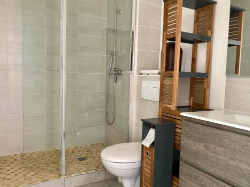 une salle de bain avec une douche, des toilettes et un lavabo dans l'établissement Maison Lumineuse avec Piscine Privée près de la Plage - Longeville-sur-Mer - FR-1-336-151, à Longeville-sur-Mer