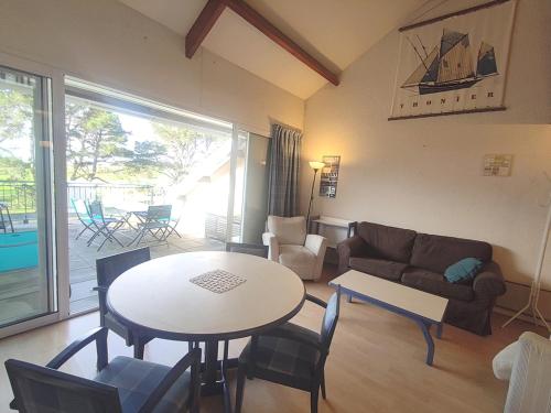 un salon avec un canapé et une table dans l'établissement Duplex avec Terrasse, à 250 m de la Plage du Fogeo et Proche Commerces - FR-1-639-114, à Arzon