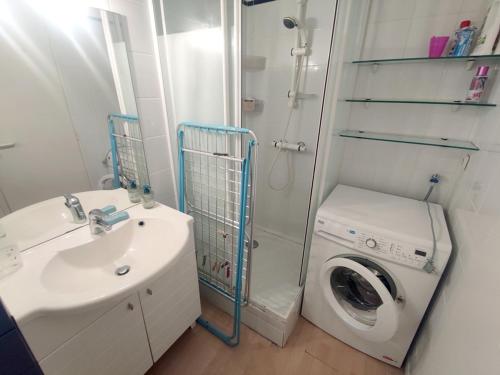 La salle de bains est pourvue d'un lave-linge et d'un lavabo. dans l'établissement Duplex avec Terrasse, à 250 m de la Plage du Fogeo et Proche Commerces - FR-1-639-114, à Arzon