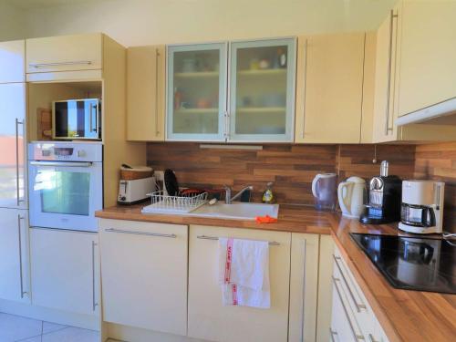 Photo de la galerie de l'établissement Appartement lumineux et spacieux avec terrasses et ascenseur en centre-ville de Royan - FR-1-494-182, à Royan