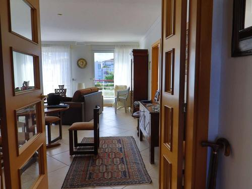 Photo de la galerie de l'établissement Appartement lumineux et spacieux avec terrasses et ascenseur en centre-ville de Royan - FR-1-494-182, à Royan