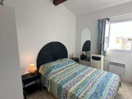 מיטה או מיטות בחדר ב-Appartement Valras-Plage, 3 pièces, 6 personnes - FR-1-701-80