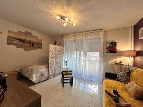 un salon avec un canapé et un lit dans l'établissement Studio 4 Pers, Plage à 800m, Centre Cannes la Bocca, Ascenseur, Wifi Gratuit - FR-1-609-99, à Cannes